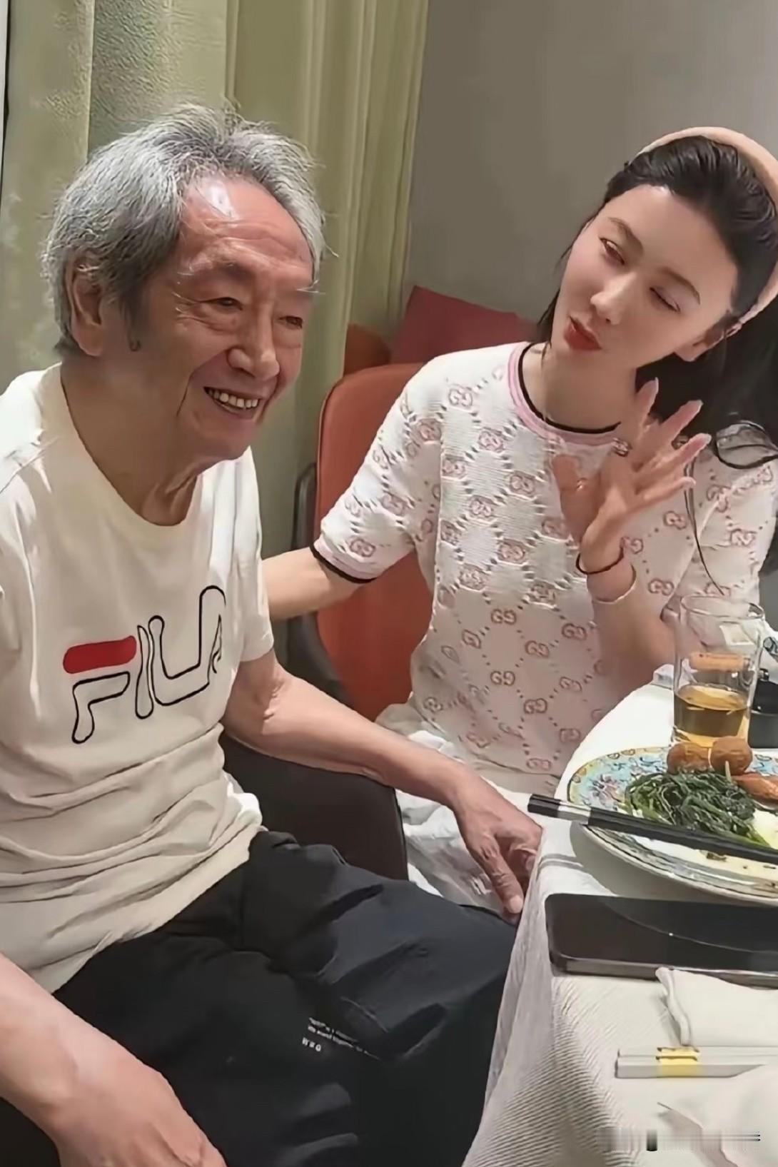 气质差太远了！王奎荣给人一种“无力感”，饶芯语脸上充满了幸福感！

王奎荣真是“