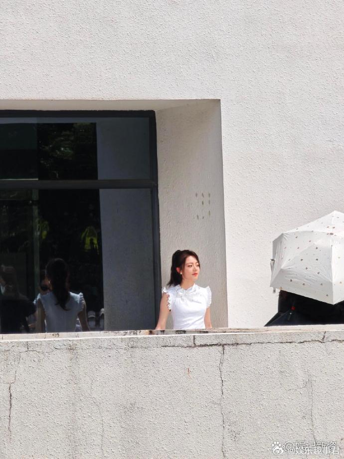 网友在深圳大学偶遇赵今麦，简直就是温柔学姐嘛，麦麦在录制什么新物料吗？ ​​​