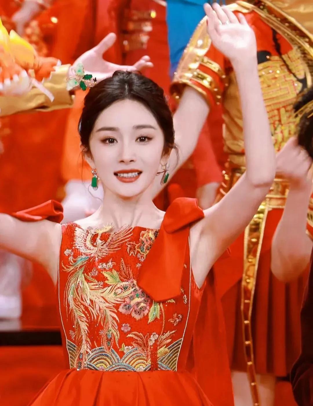 杨幂春晚造型，真的美得令人心动！
一袭大红色刺绣礼服美轮美奂，喜庆祥和，妆容精致