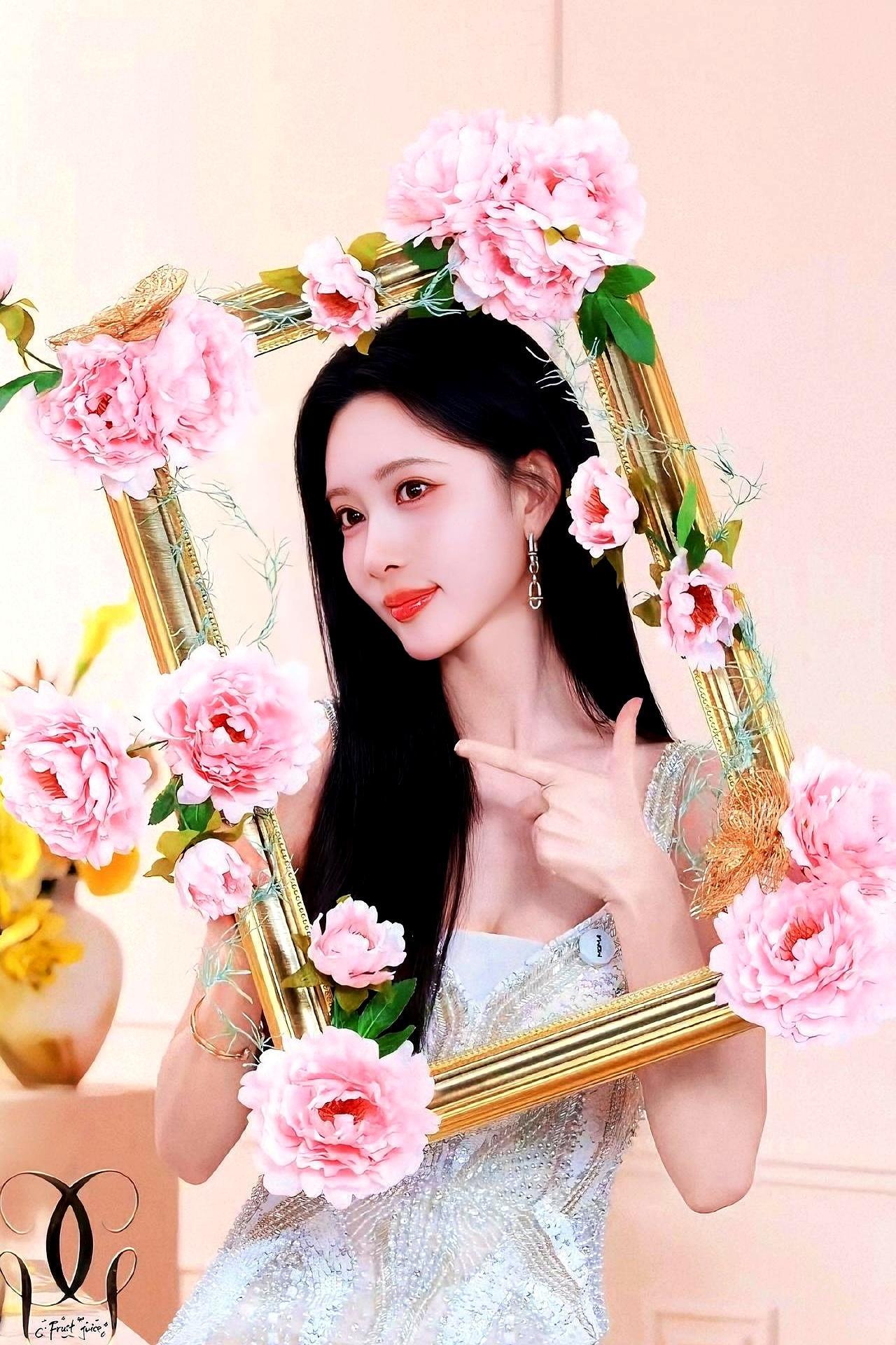 孟子义把盒饭咽下去的时候，横店凌晨三点的路灯还亮着。
 
胡可直播里惊呼“天呐”