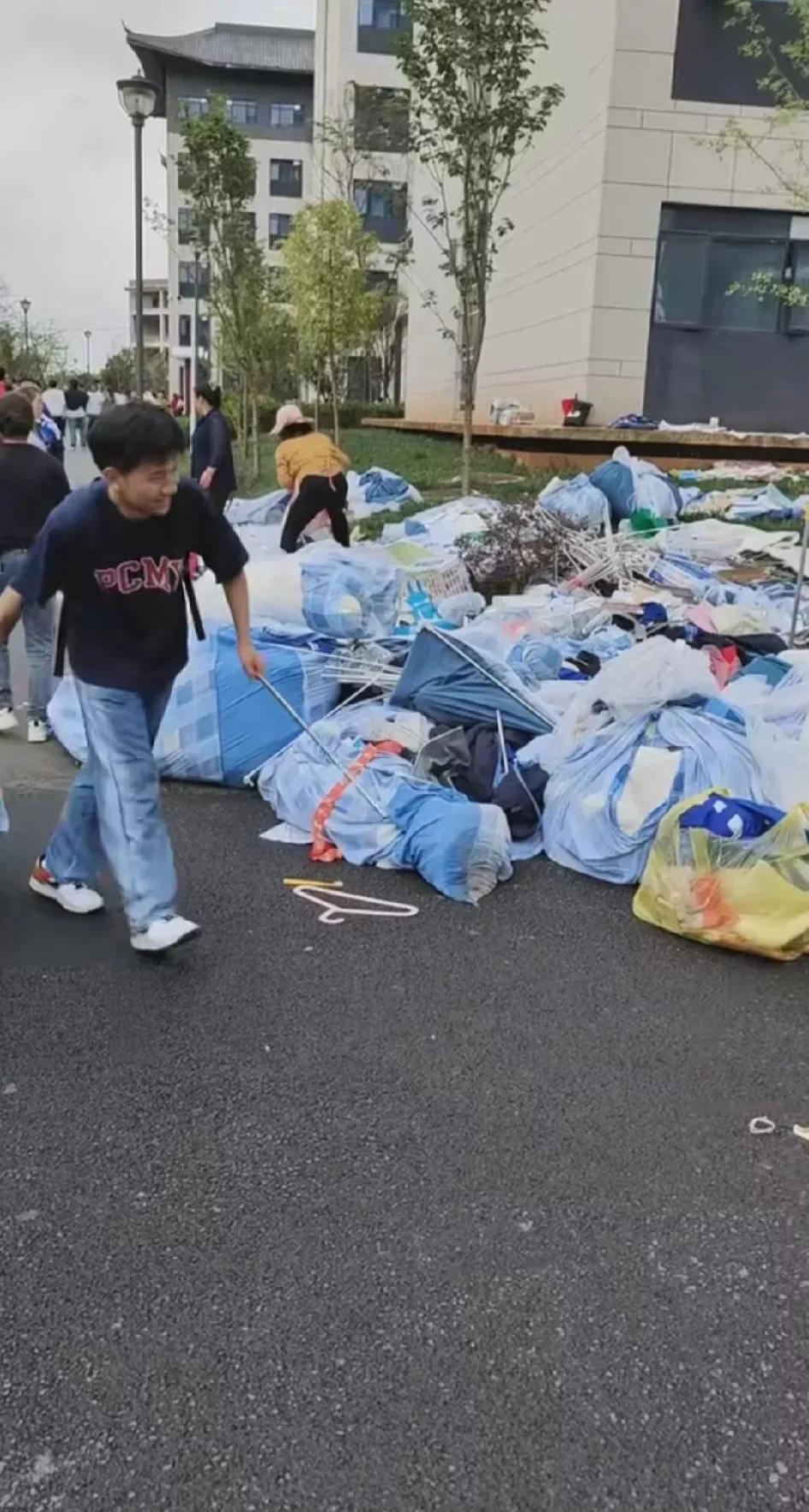 高考考完了，学生也该各奔东西了
在走之前，考生都把生活用品，床上用品全都扔了，把