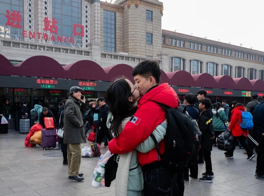 站前广场上，返乡情侣深情拥吻，难舍难分。现在的年轻人真是开放！