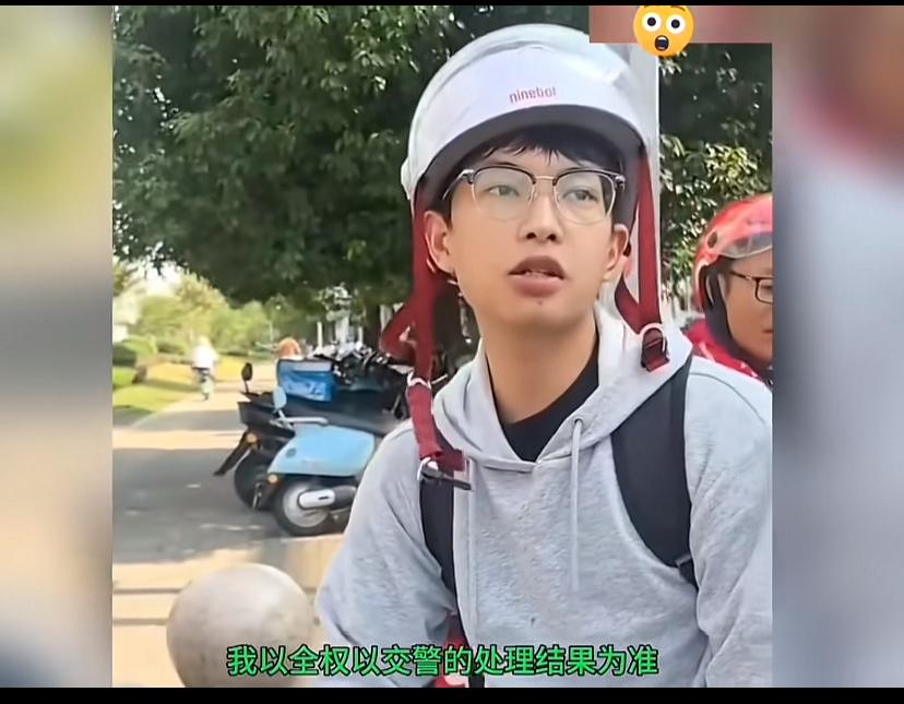 小伙火了！武汉肖同学事件有启发！眼镜小伙路上与一位女孩剐蹭了一下，女孩很强势，口