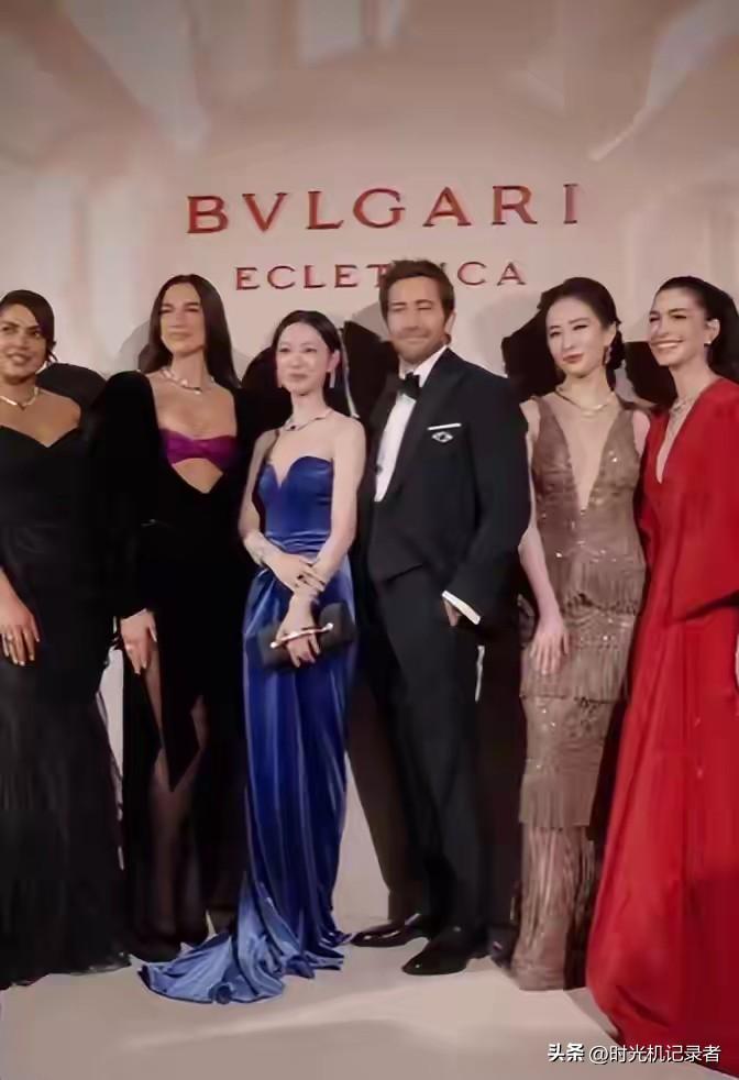 刘亦菲太娇小了，刘亦菲照相被挤得没地方，乔普拉和利帕两人冷艳感十足，但把画框占了