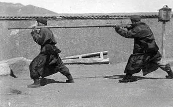 分享老照片故事如图是清朝军队使用的“长火铳”，这种“长火铳”虽然比“短火铳”威力