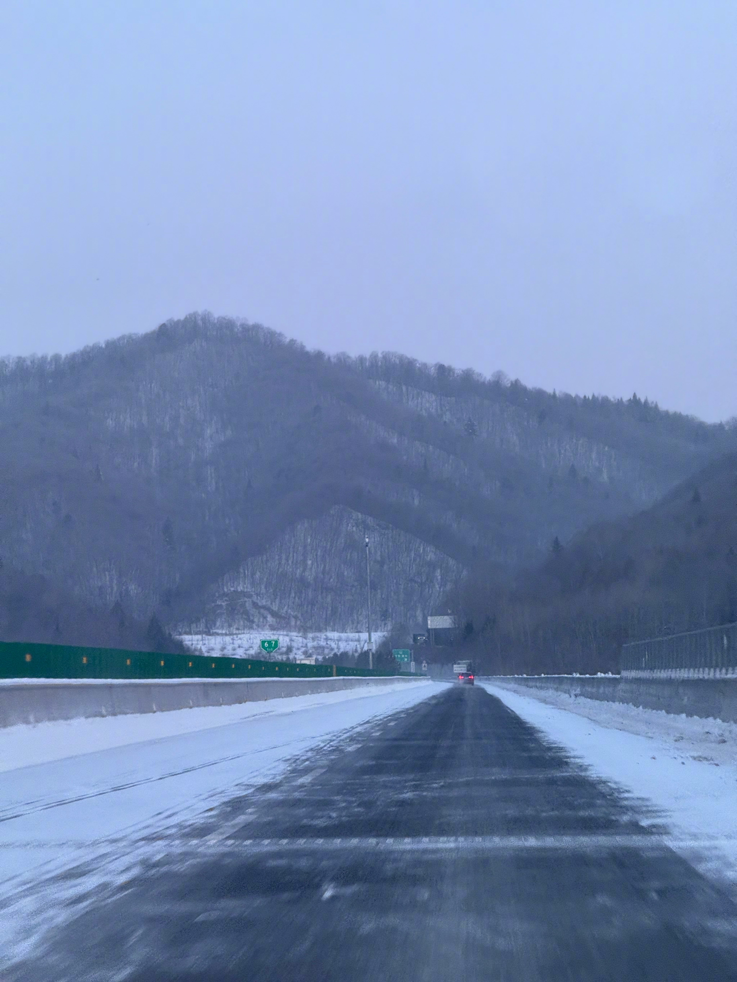 雪下几天了，高速上还不抓紧清雪，对人民群众安全太不负责任了！