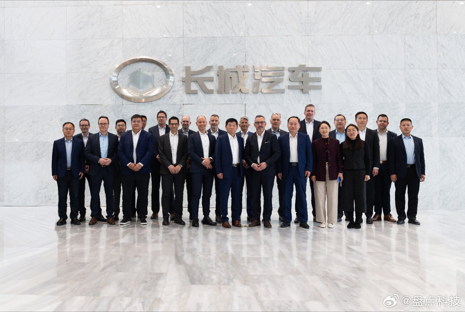 3月31日，有网友拍到——前面是一台魏牌V9X，后面一溜宝马纯电车，阵仗也太大了