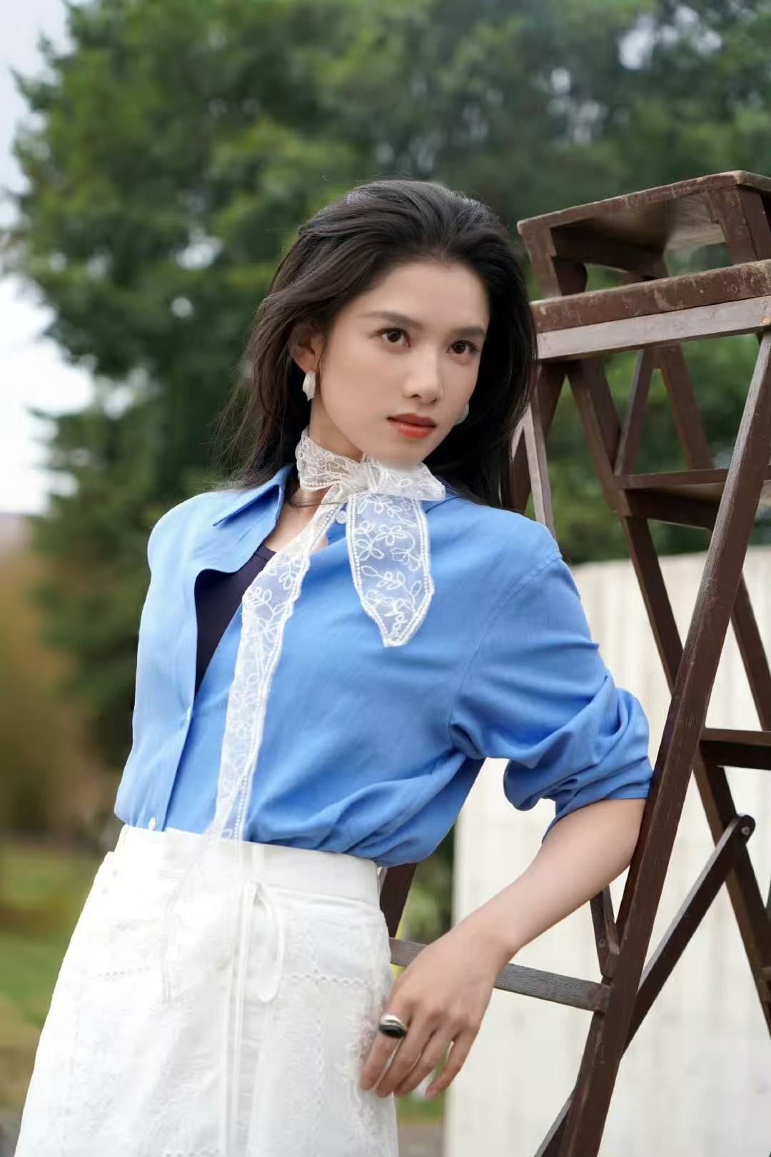 张婧仪蕾丝丝巾张婧仪蓝衬衫造型这个仪就这样高级美 