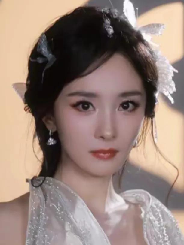 手磨茧子的逆袭！杨幂15年扛争议，凭《生万物》封神顶流
 提起杨幂，内娱“颜值与