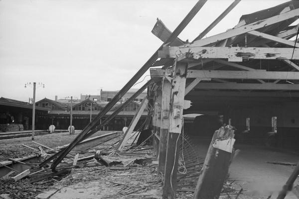 被战争破坏的上海火车站站台，1937年 ​​​