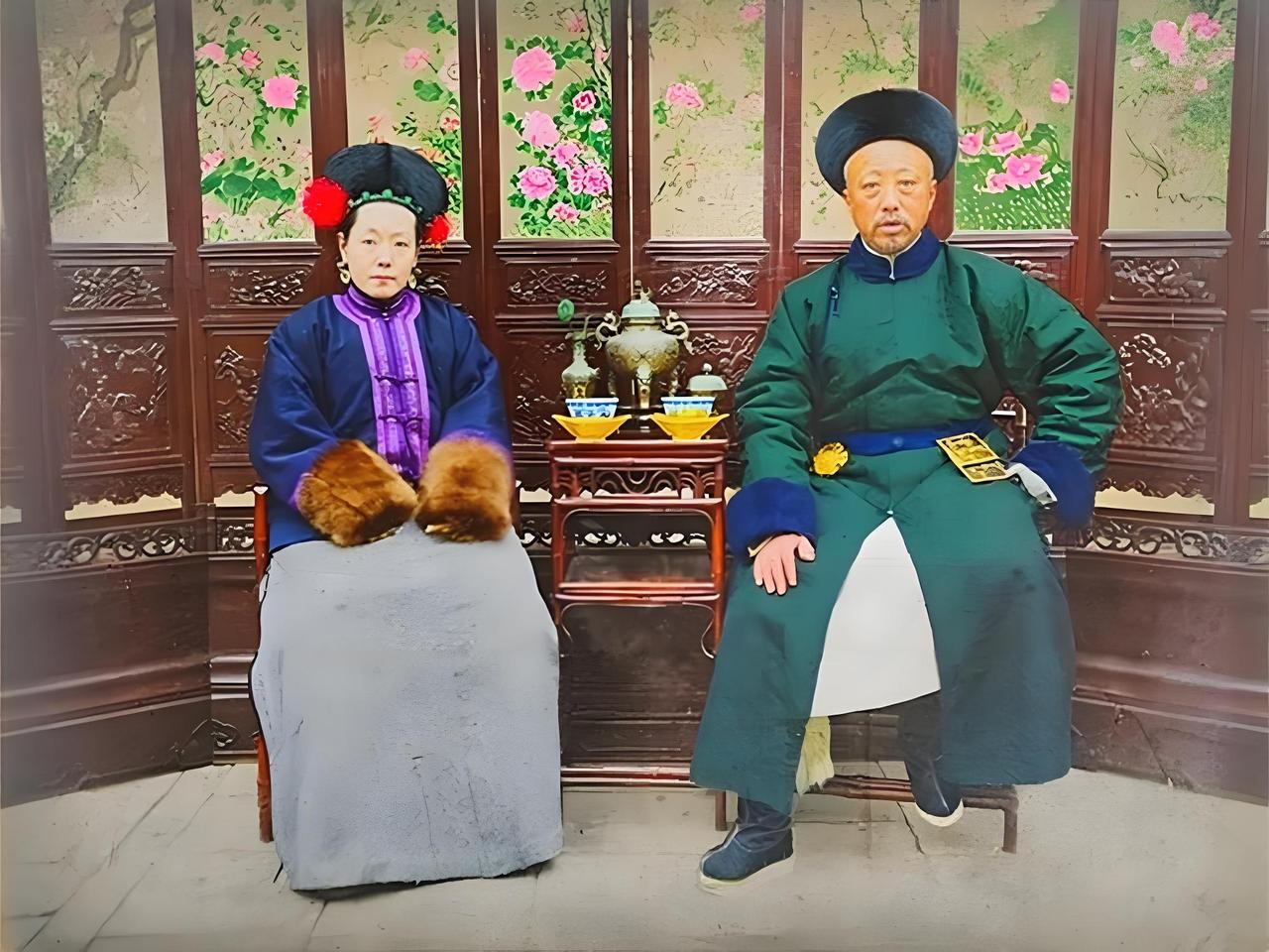 这是1880年醇亲王奕譞与他福晋的合影。画面背景是带有花鸟纹饰的古朴屏风，营造出