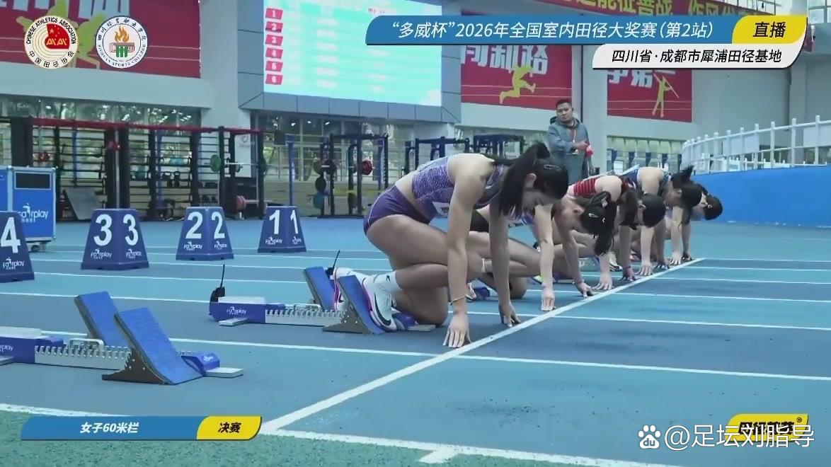 吴艳妮退赛引发争议。
好好的进入了决赛，这可在参加比赛的时候竟然宣布退出了。
此