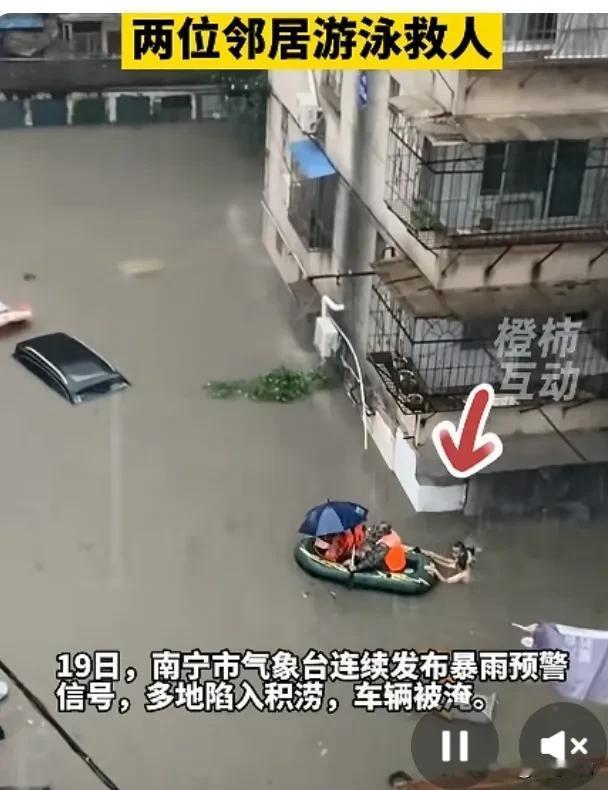 太可怕了！这雨下冒烟儿了！1小时下189.6毫米，滑动雨量204.7毫升，打破纪