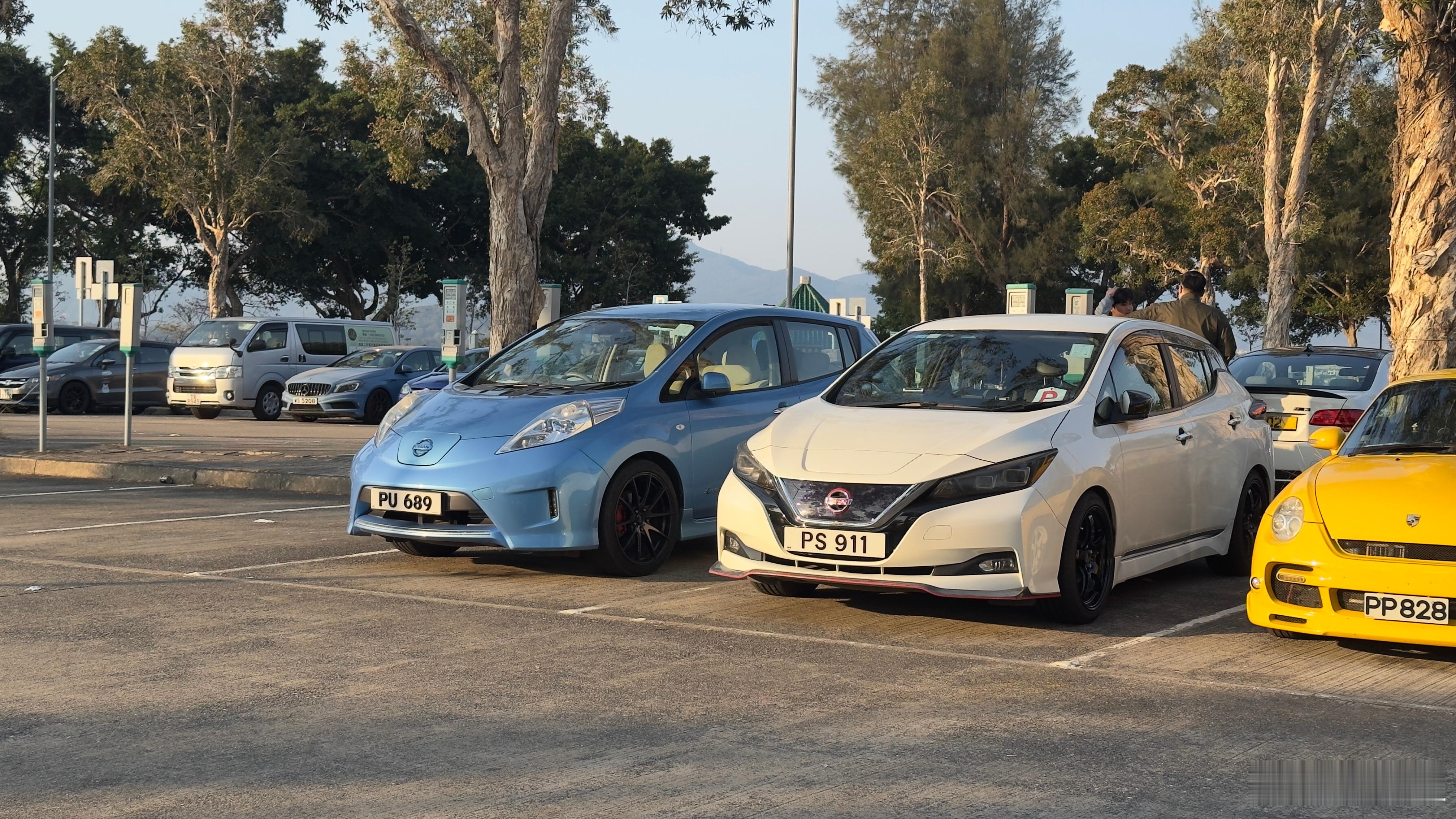 这是我第一次见到两代聆风同框！掐指一算，新款聆风上市都已经有十年，老款聆风就更是