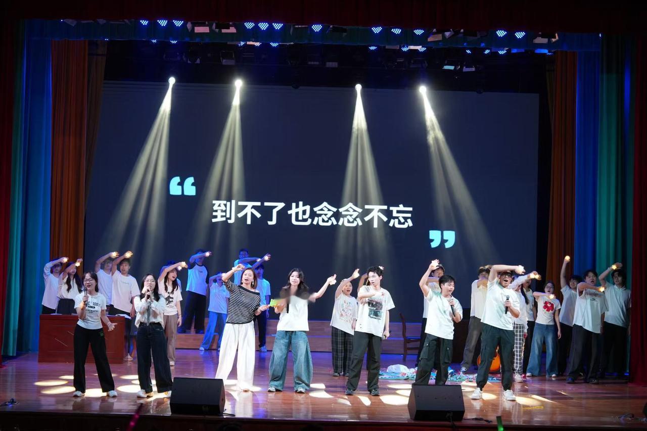 今天是高考日，也是很多大学的毕业日。
看迎考的高三学生和开毕业晚会的大四学生，虽