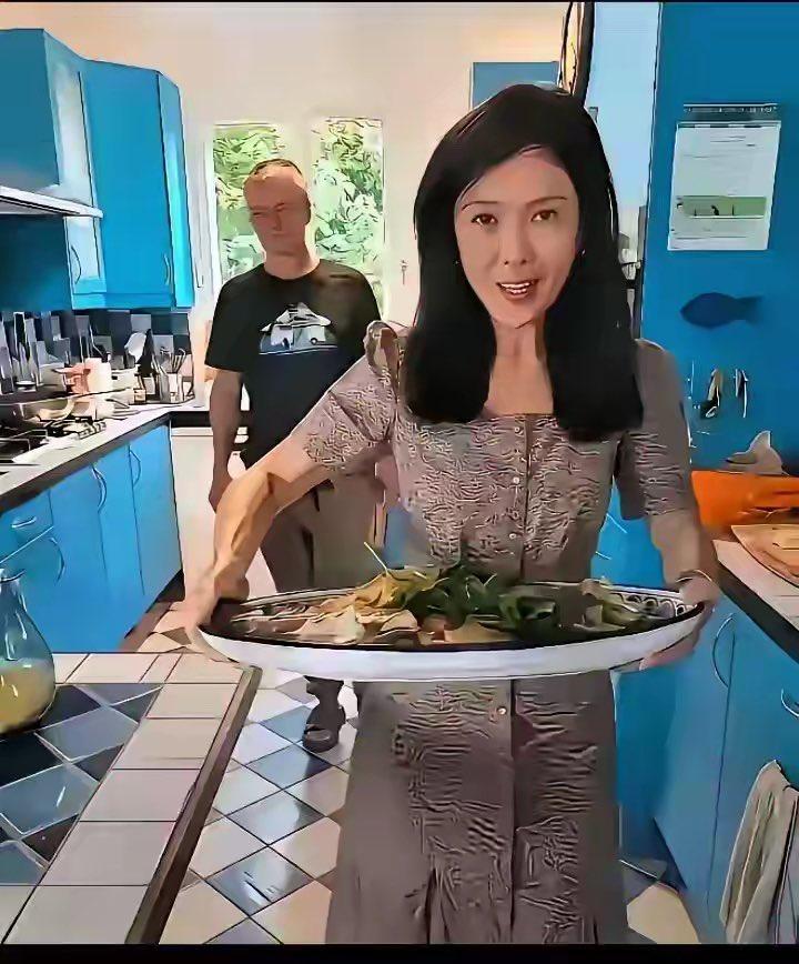 为啥苏芒家在法国，大多时间却待国内？

答案很直白：她是全家唯一挣钱主力，需要会