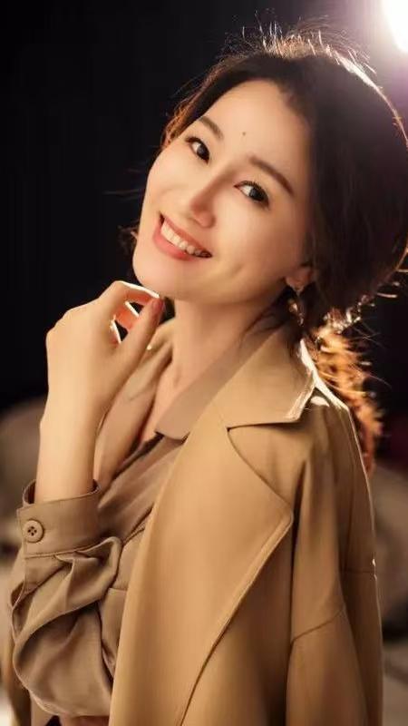 常小川是辽宁锦州籍国家一级演员，南京市话剧团团长，江苏省人大代表。她毕业于南京艺