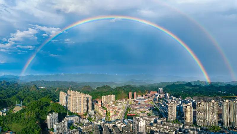 “雨歇，云开，天边架起一道虹”，这句生活短句美到心坎里。水珠悬叶折射微光，似未说