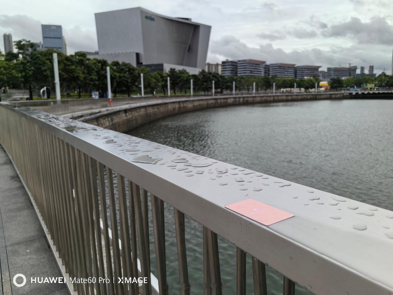 在欢乐港湾溜达拍照，一低头发现一张酒店门卡。[酷拽]

我刚从那边酒店走过来，请