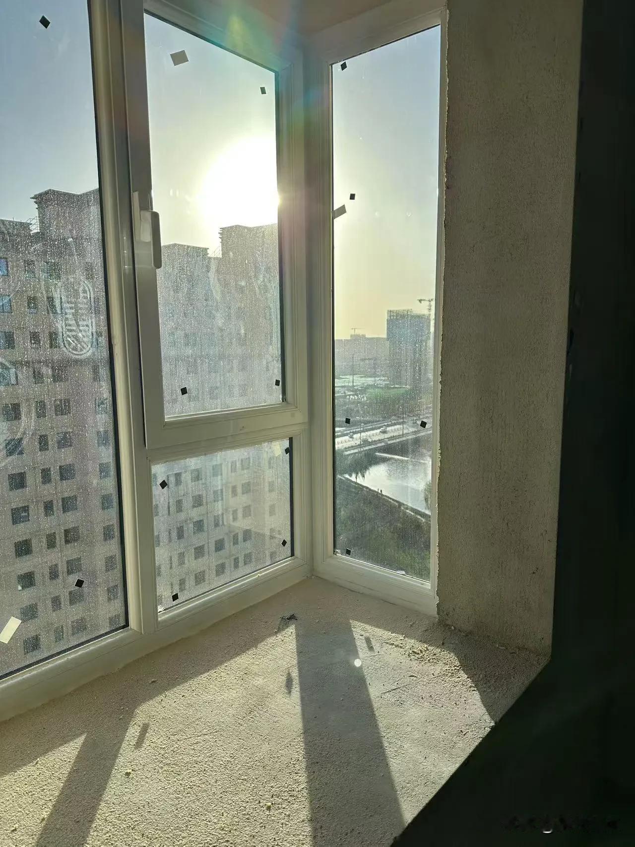 买房的时候告诉我说是一线河景房，说的没毛病，确实是一线河景房
