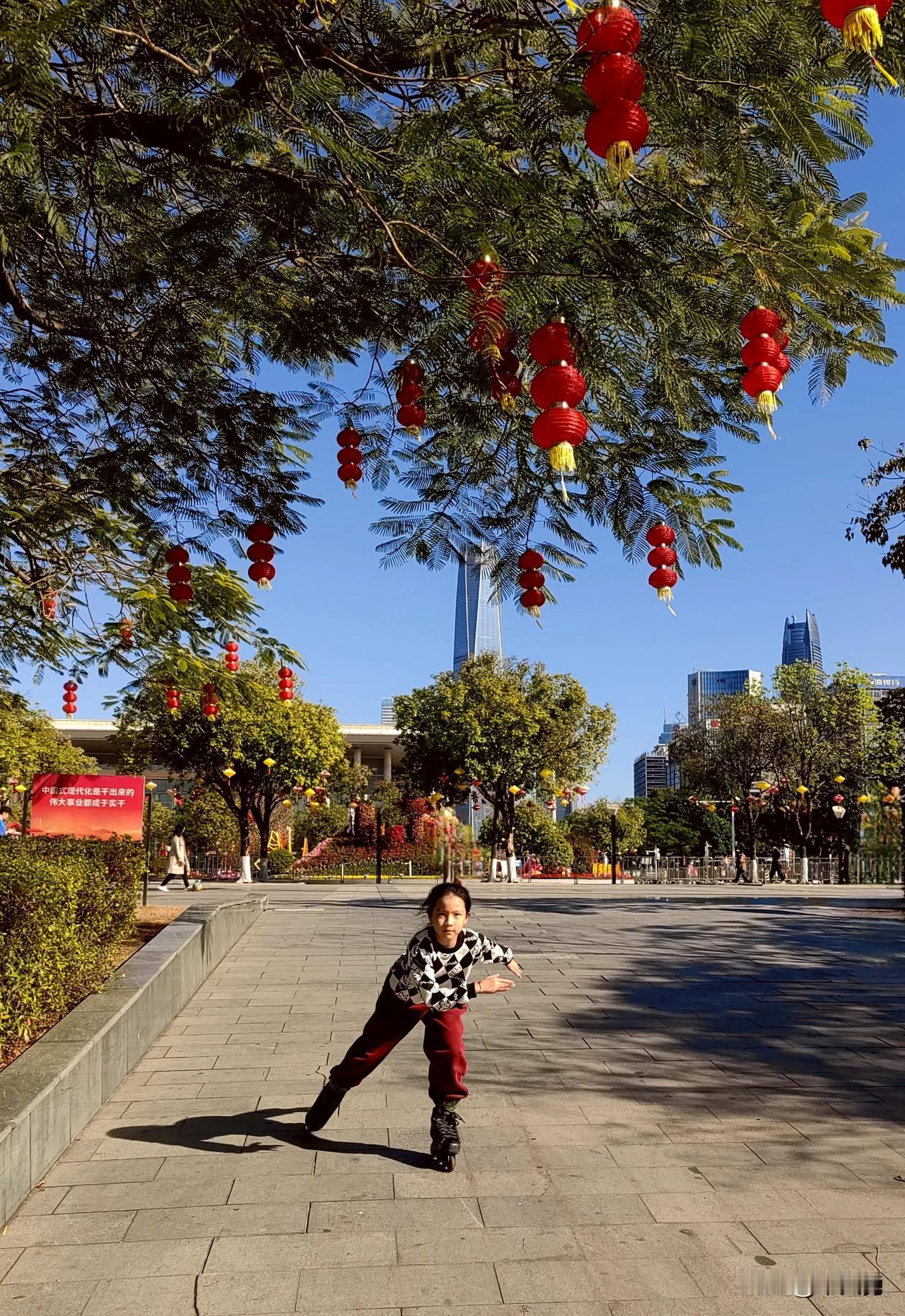 红灯笼下舞翩翩，欢庆佳节乐陶陶。