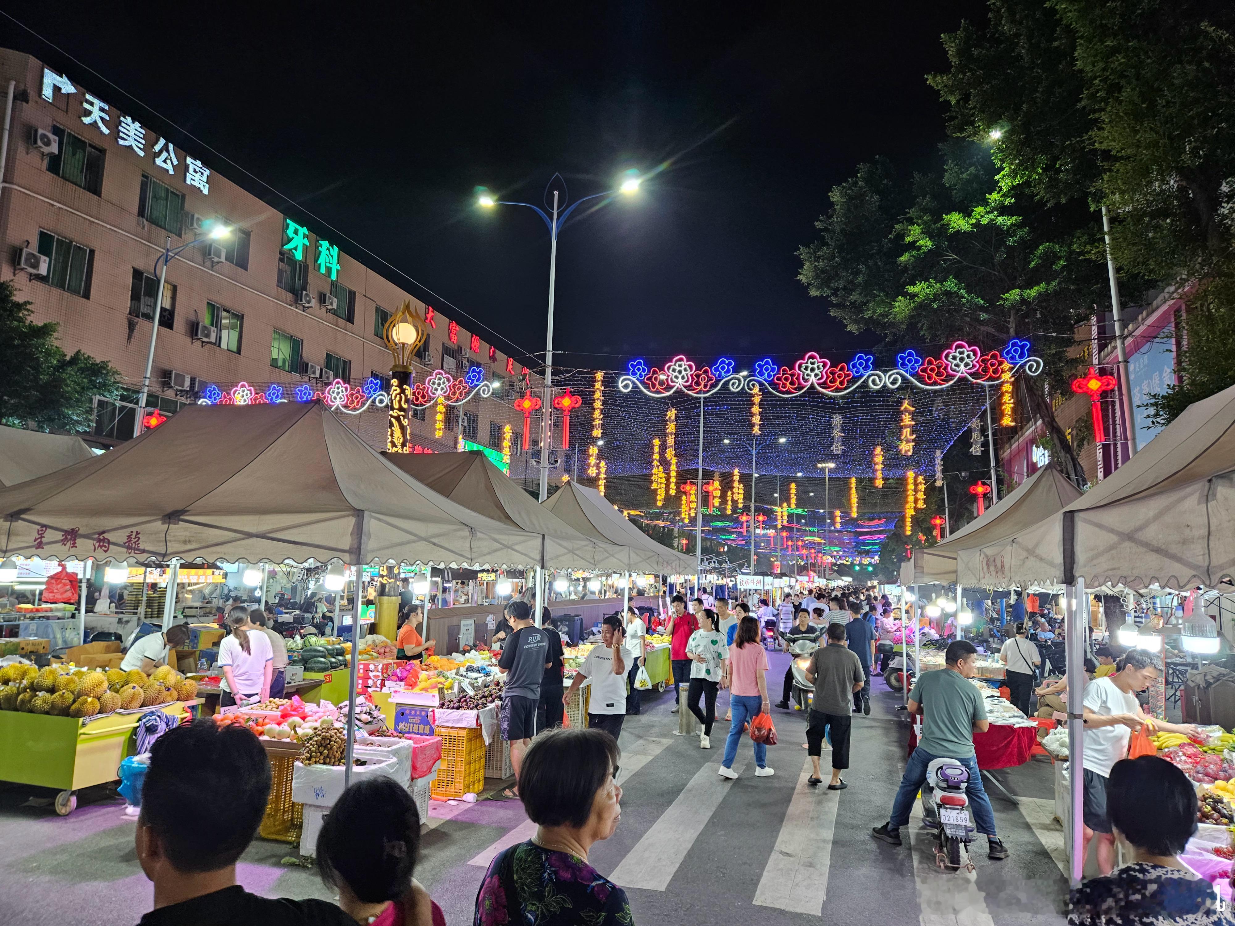 [二哈]还是广州爽，路上允许摆摊，夜市太热闹了。食在广州真不开玩笑 ​​​