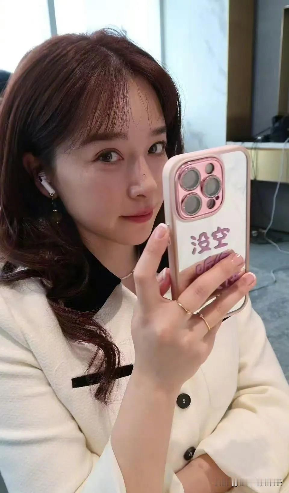 阚清子产后三个月复出状态不错，肚子平了脸色红润了，她连发三条动态为新剧宣传，还放