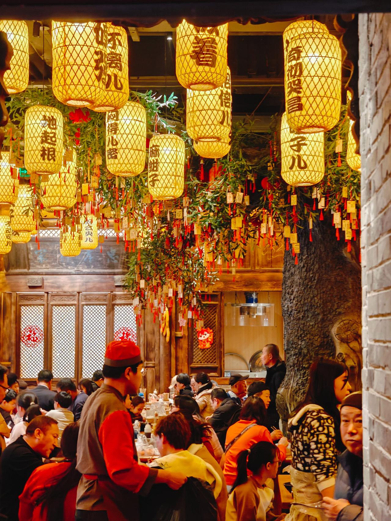 元旦期间感受最深的一件事，就是饭店的生意真的太好了，无论你走到哪家饭店看到的都是