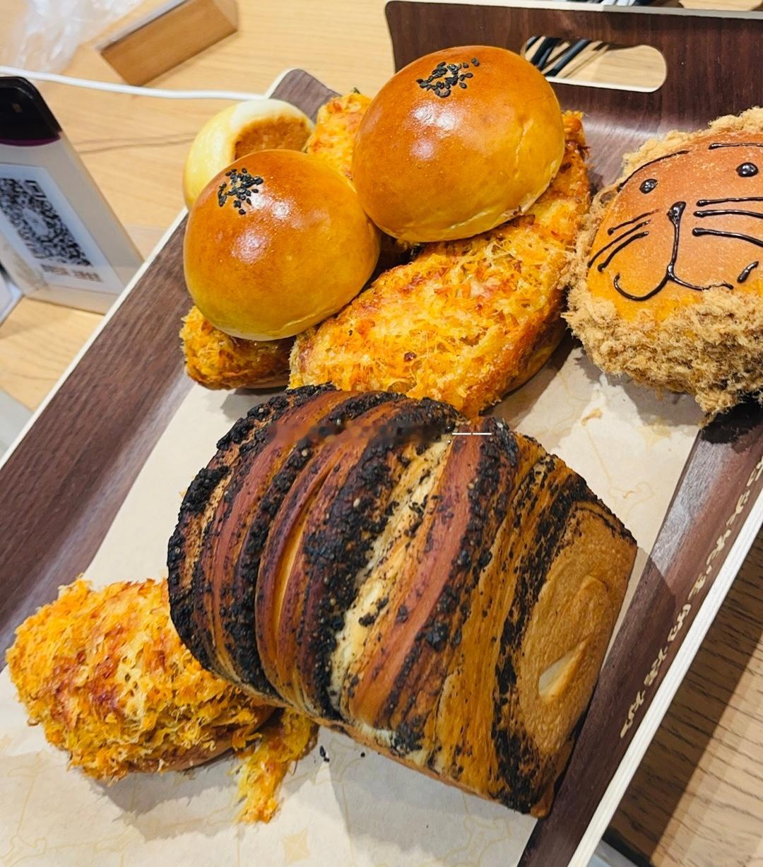 刚吃完两斤月饼🥮又来买面包了😂 ​​​