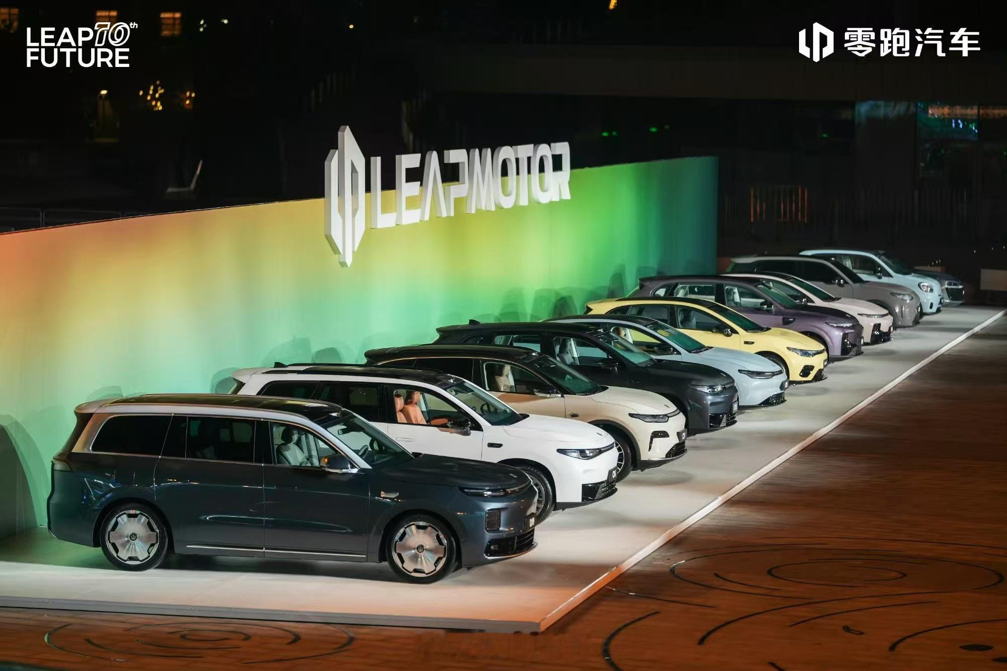 零跑9系豪华双旗舰同台首秀这次零跑把D平台两款 9 系旗舰放在同一个舞台上，其实