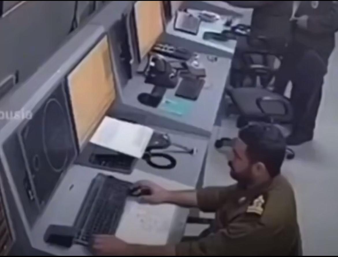 视频传出来了，好像伊朗某指挥中心被炸，这不应该啊，指挥中心不应该建在地下吗，应该