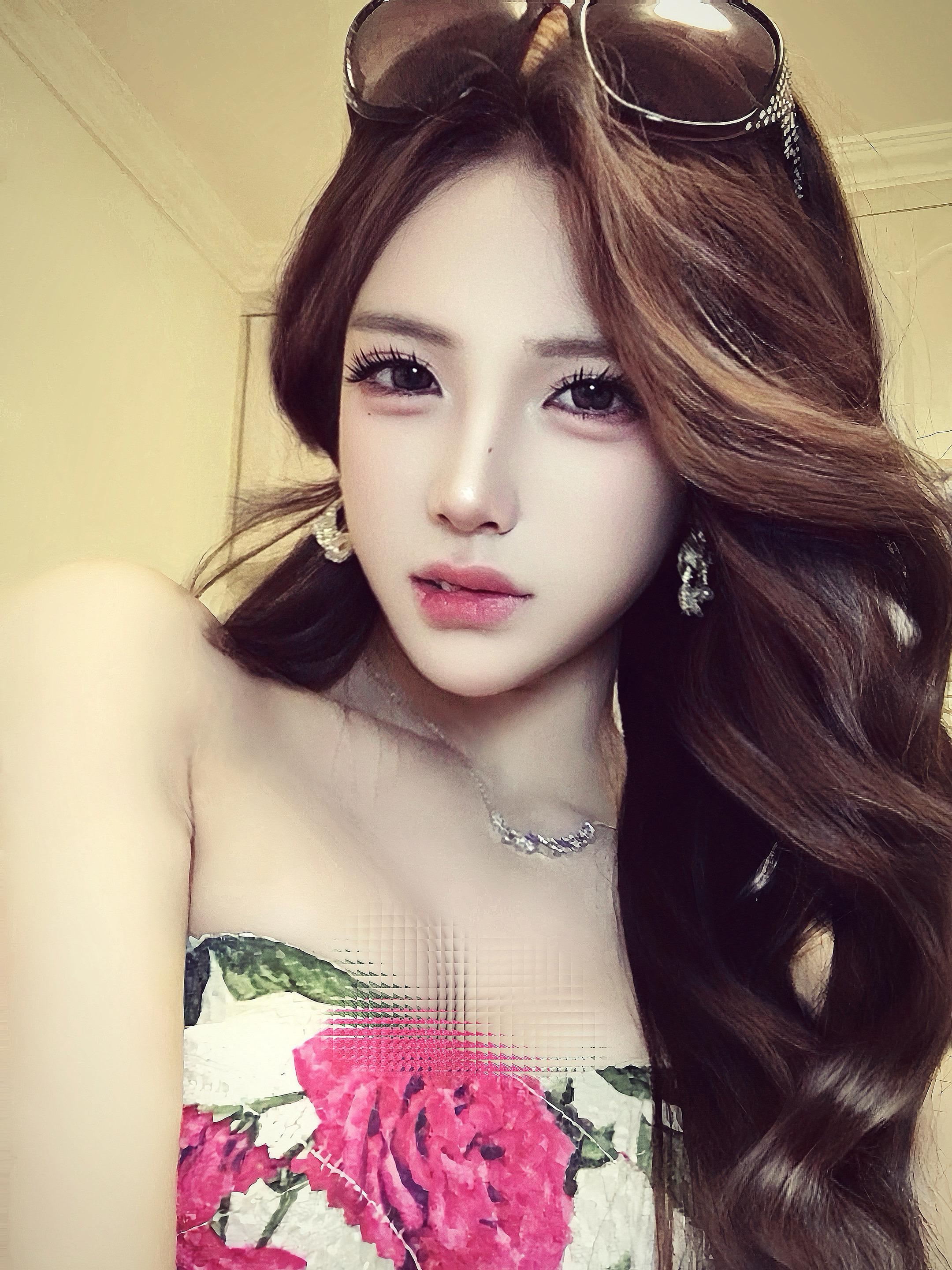 你穿上了成熟的衣服 开始化很浓的妆 拼命想掩饰自己的孩子气 唯一不变的...