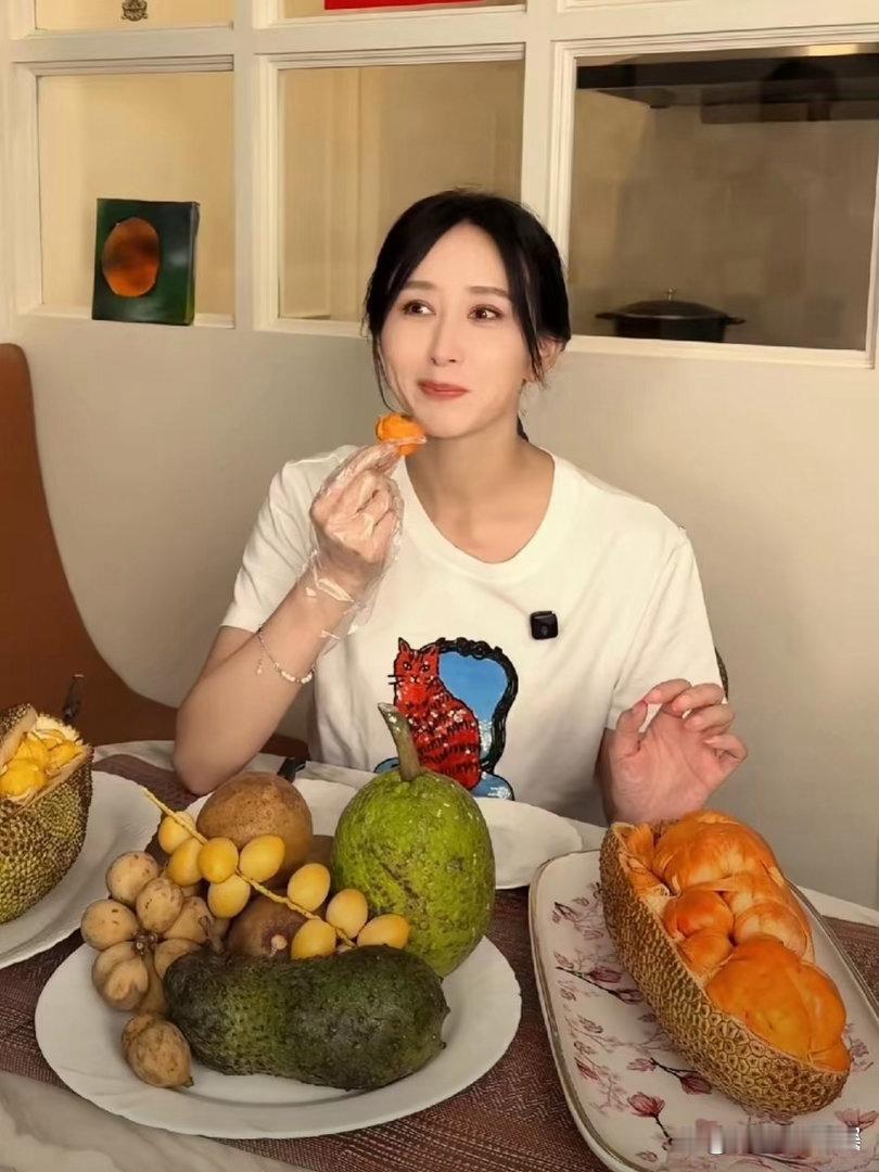 胡静这一桌子马来西亚水果，我都没见过。 