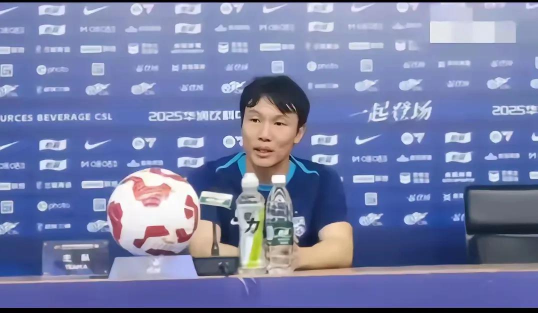 到底是谁触怒了邓卓翔?
昨晚武汉三镇主场0比0闷平了联赛副班长长春亚泰，连续五轮