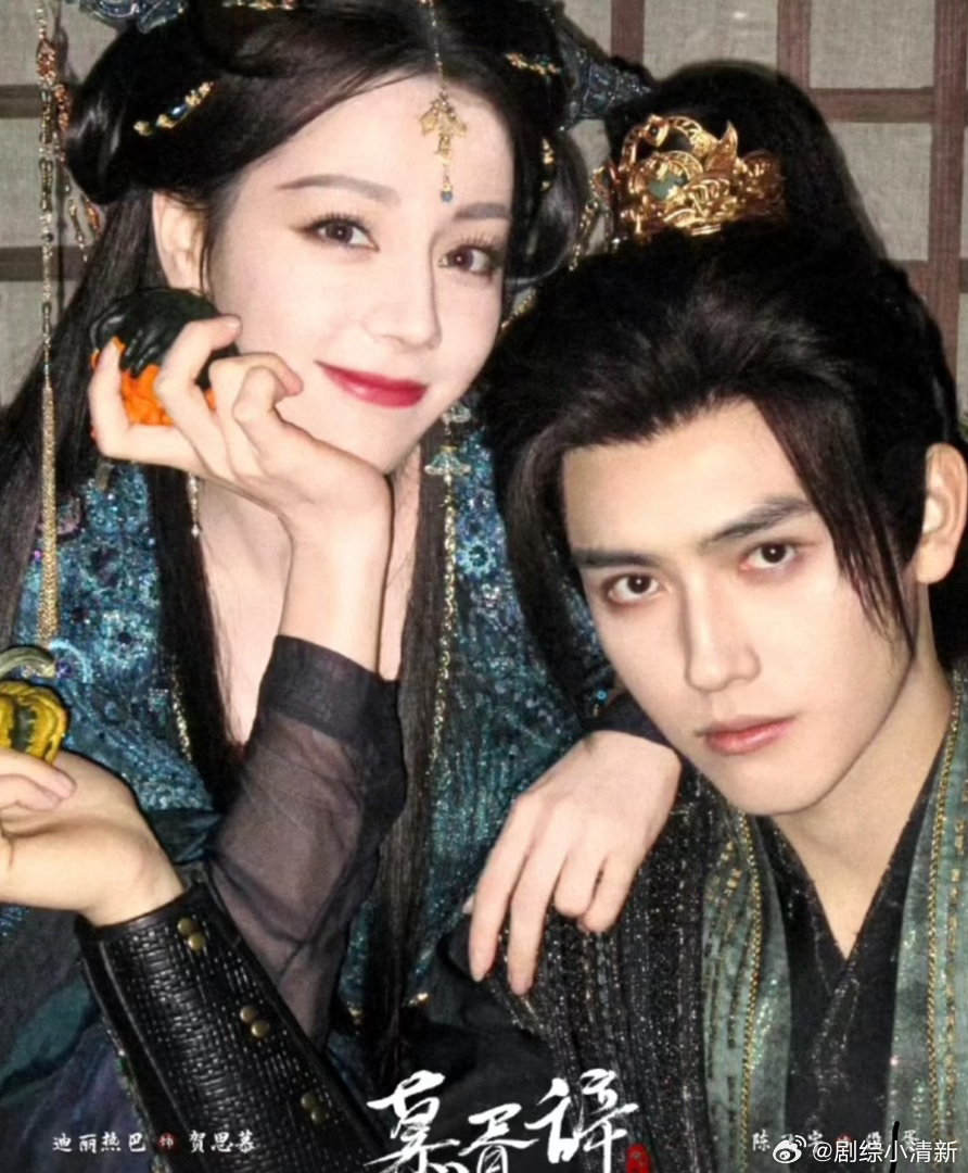 迪丽热巴陈飞宇光明正大的作弊 陈飞宇和热巴玩游戏，全程眼神交流，答案几乎同步。何