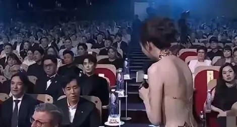 辣眼睛！节目女主持人穿着袒胸露背，是彰显个性吗？

图1女主持人穿着露背装，裸露