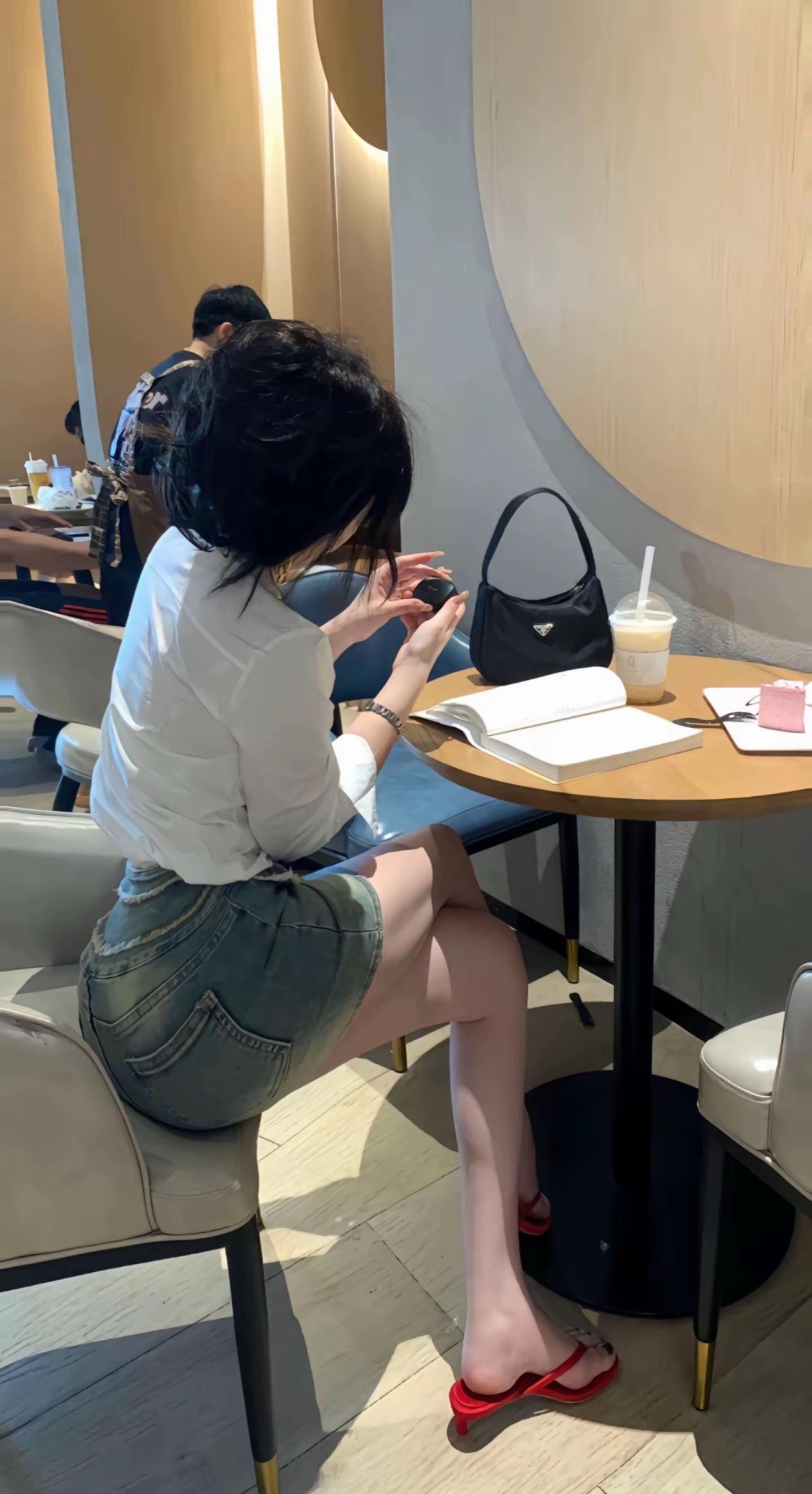 白衬衫和Eason的歌一样都很有品
