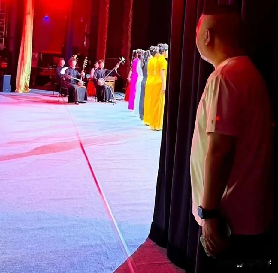 主持人是德云副总栾云平；

助演有张鹤伦郎鹤炎、陶阳侯震、张鹤擎刘喆，都是德云社