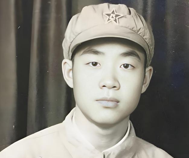 1951年，志愿军战士张典文擅自朝军火库开了一炮，连长大怒，正要处罚他时，团长紧