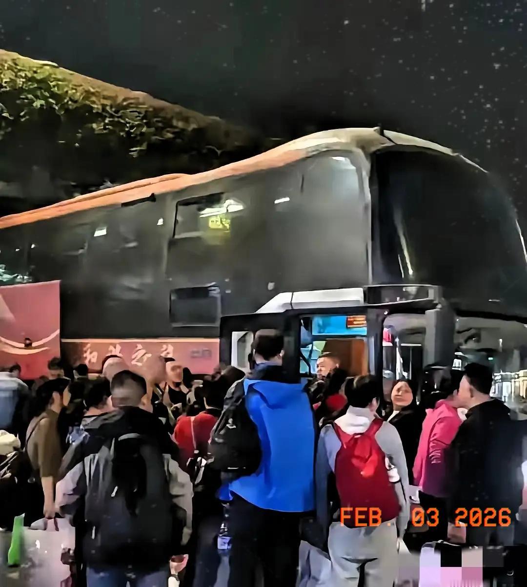 今年春运的反转，
大巴车可算是玩明白了，
谁能料到，以前被高铁、
飞机“碾压”的
