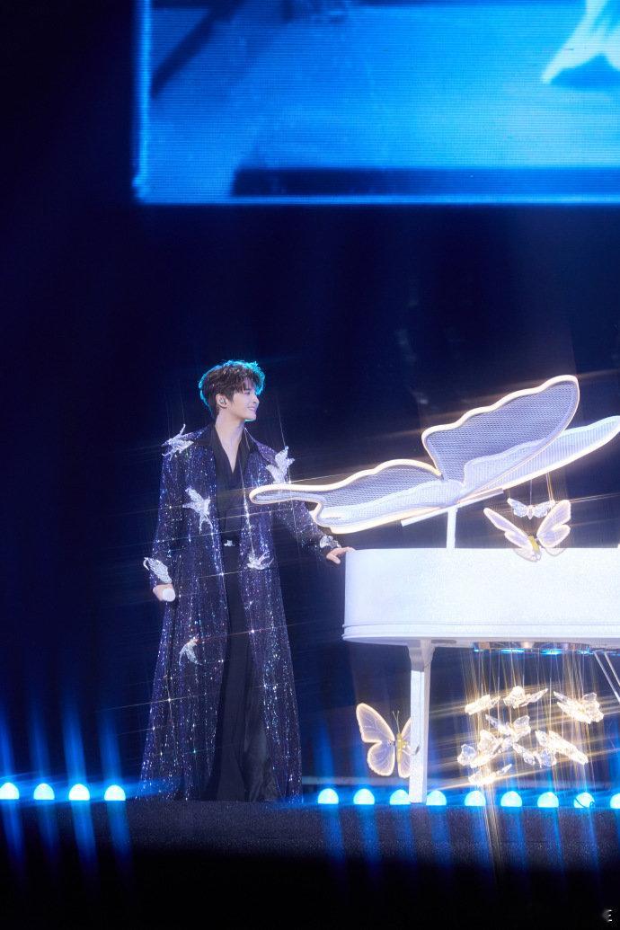 张远穿26斤衣服负重表演 张远那身水晶衣服也太像银河战袍了！40w颗水晶在灯光下