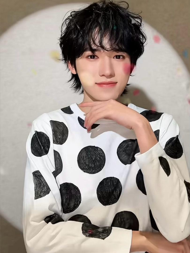 宋亚轩珍珠小子拍珍珠我也是看过时代少年团相册的人了 谁懂啊！珍珠小子分享珍珠日常
