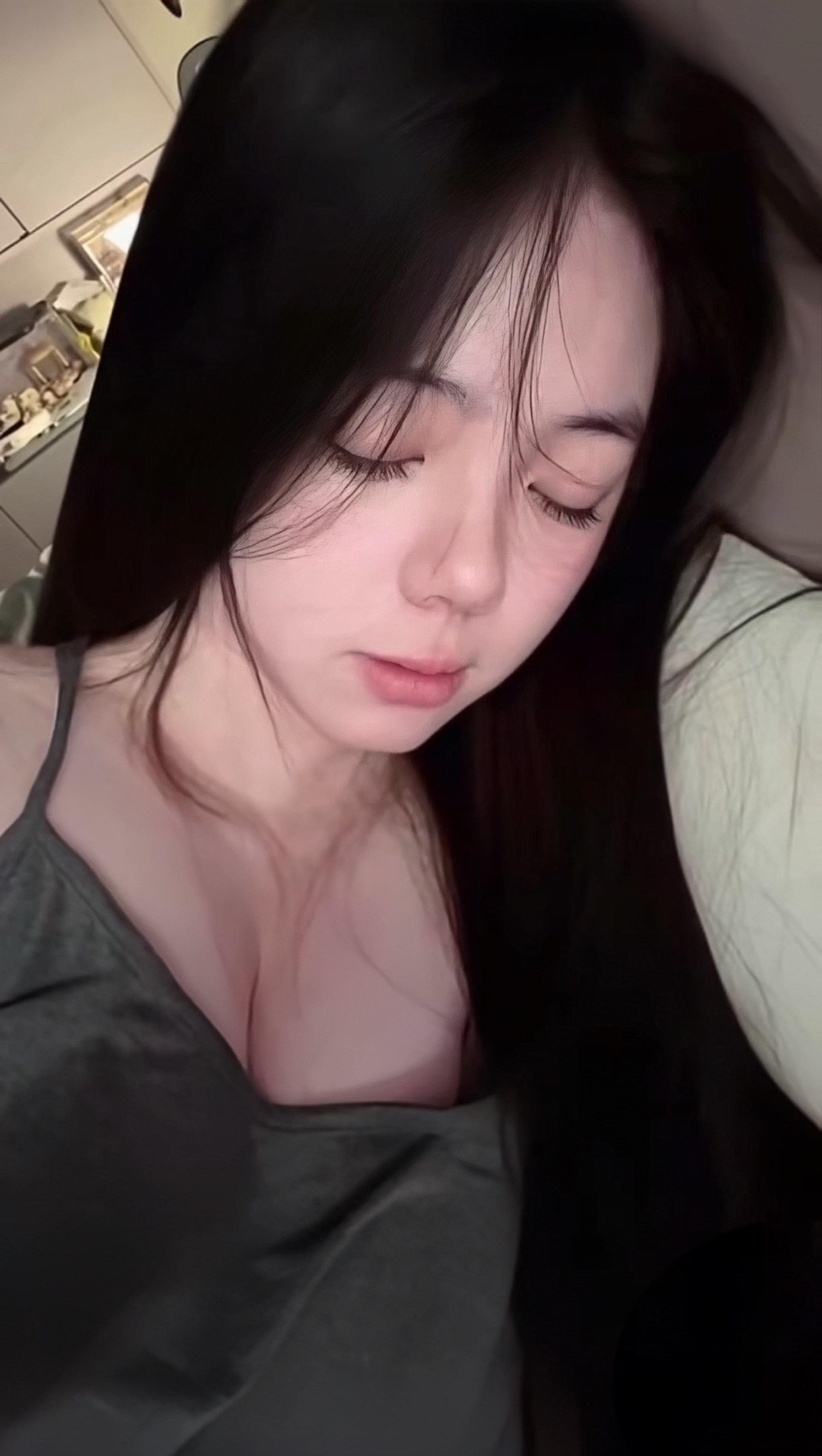 该怎么开口呢 是说天气 还是说好想你