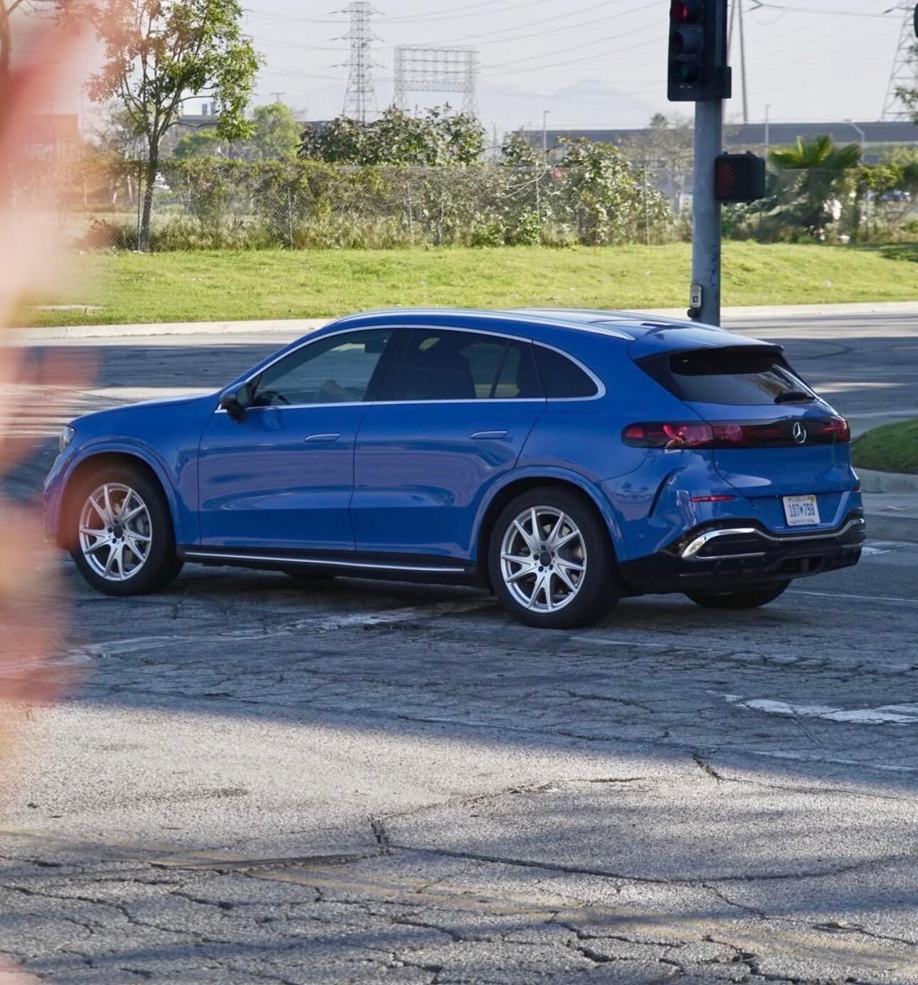 纯电奔驰GLC海外被网友拍到咋说呢……拍车也挺考验人的拍照技术的奔驰glc新车