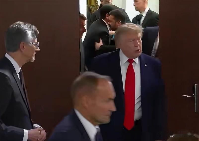 G7领导人关于乌克兰问题会议开场，泽连斯基登场。