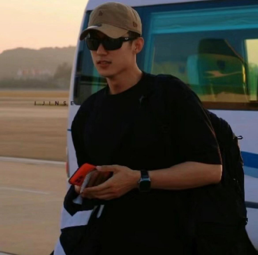 网友上海偶遇黄景瑜骑车网友偶遇黄景瑜喝咖啡了是谁在上海街头撞见了黄景瑜！马甲造型