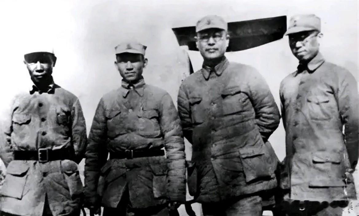 1940年，左二陈光，左四罗荣桓等合影，有人能认出其他两位是谁吗？1938年3月