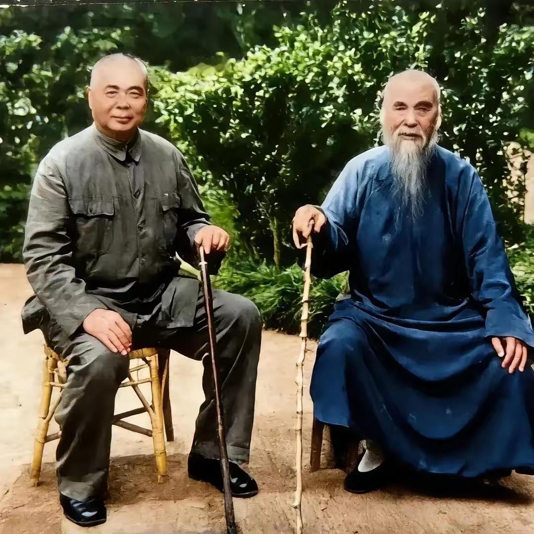 冯玉祥与于佑仁的合照。
于佑仁生于陕西三原，是地道的西北人。而冯玉祥虽不是西北人