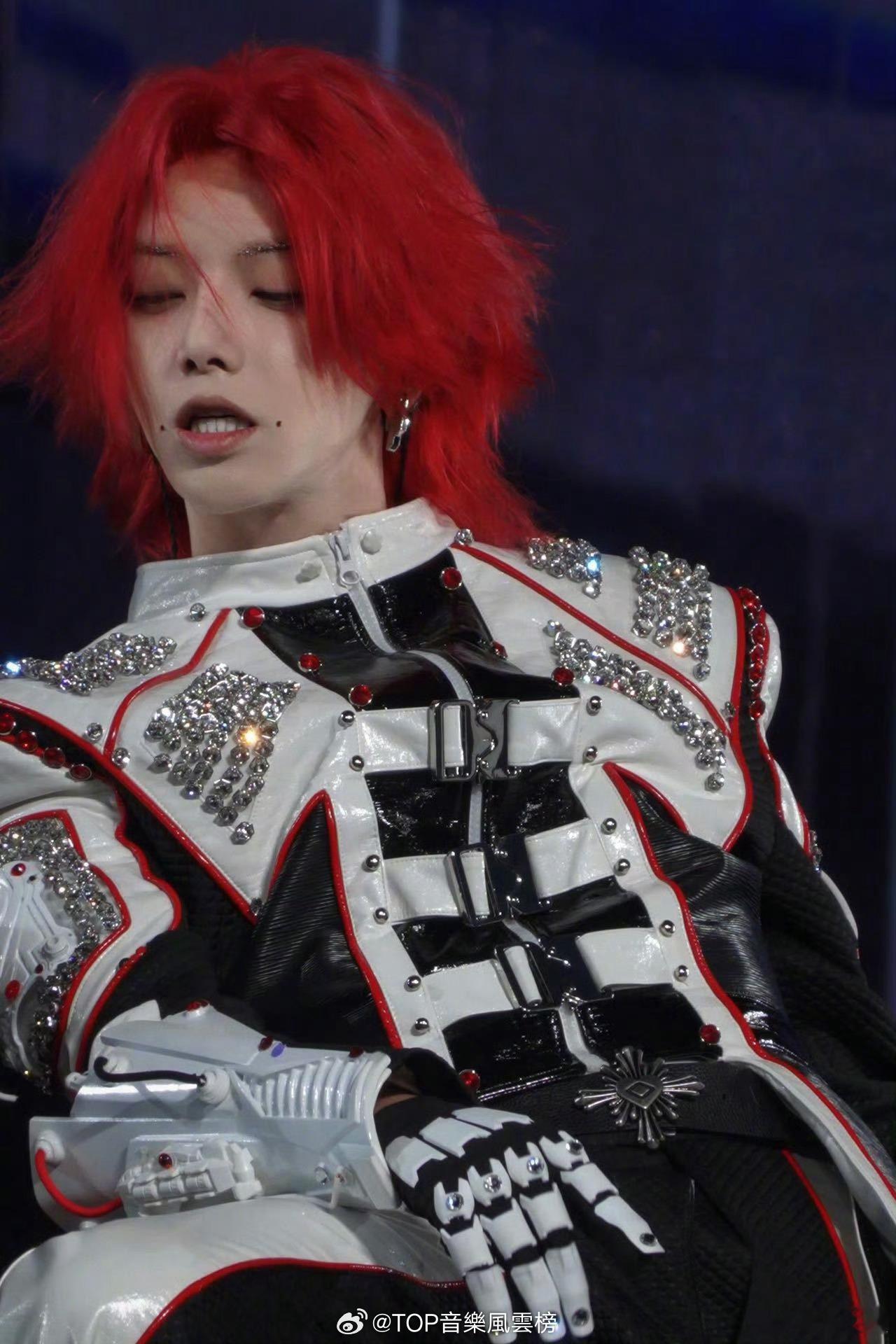 华晨宇鞋带开了皮带松了耳返包掉了舞台上又唱又跳还得兼顾“救急”！鞋带开了、皮带松