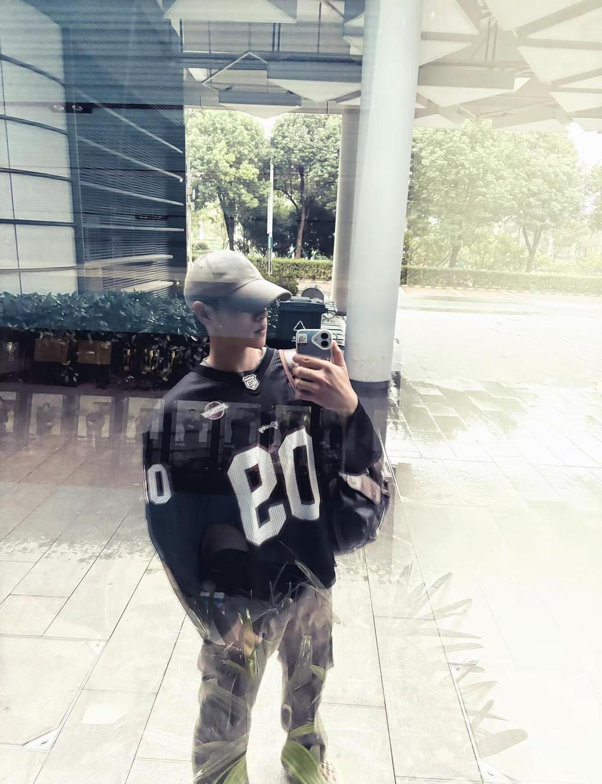 冷空气一来，人就容易想起谁。
不是突然想，是半夜醒来的那一下，心里空得发慌。
刘